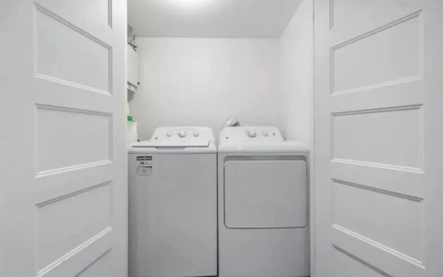 Downtown Metro Frontenac 2 BR new Apartment max 6p