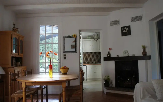 Charming Holiday Home in Régusse, Provence With Terrace