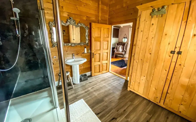 Sleeps6- Hot Tub- Pet Friendly- Log Burner