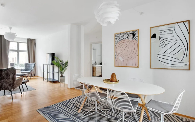 Constantin - Chic 2-bdr Apt With Balcony