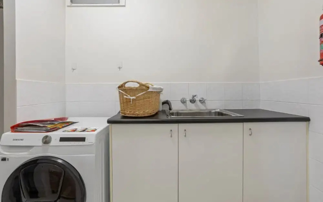 Stylish 3-bed Apartment in Coastal Redcliffe