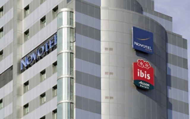 Отель Ibis Palacio De Congresos вид на фасад