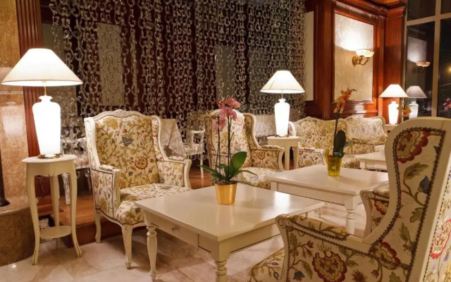 Hotel Roman by Dumbrava