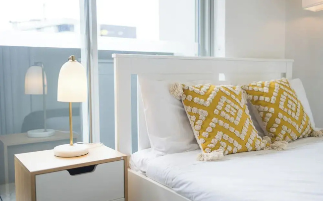 Kozyguru | Mascot | 2 Bed Apt + Free Parking