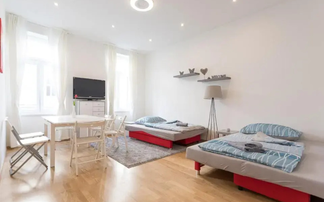 Bright Red Heart Apartment in Leopoldstadt