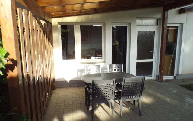 Moderner Bungalow im Ferienpark mit Seezugang