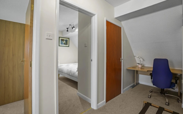 House - Sleeps 6 & Free Parking