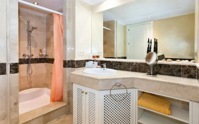 Luxury Apartment With Sea View In Marbella