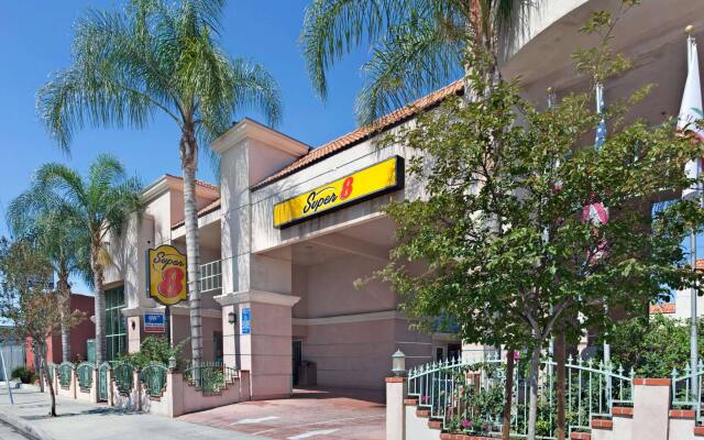 Отель Super 8 North Hollywood Лос-Анджелес вид на фасад