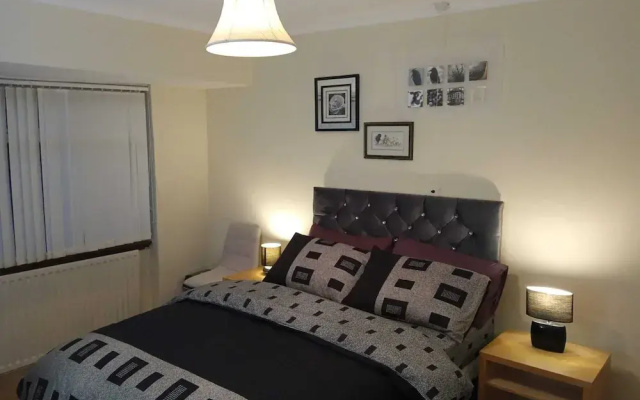 Beautiful 4-bed Apartment in Wolverhampton
