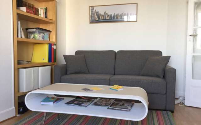 Апартаменты Modern Studio Near Montmartre 18th Arrondissement комната для гостей