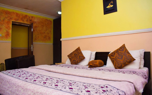 Maxton Suites