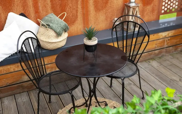 Modern city centre apartment  roof garden