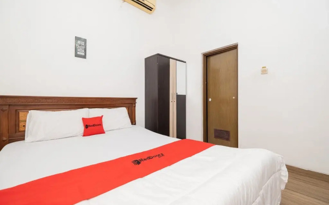 RedDoorz at Nginden Surabaya
