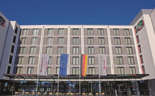 Отель Courtyard by Marriott Munich City East вид на фасад