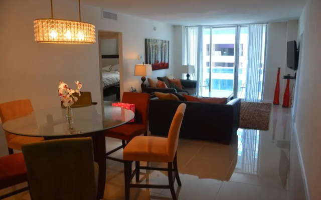 Hollywood Apartment by the Sea