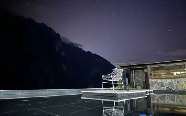 Upper trekking route·Cloud  Way·Snowy mountain view homestay