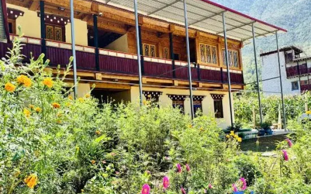 Maido Kangsang Homestay (Zhonglu Tibetan Village Scenic Area)