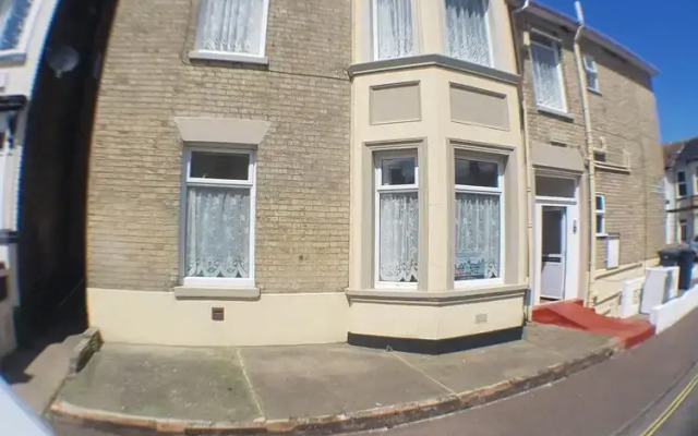 Flat - Sleeps 6 & on Street Parking