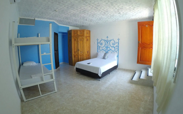 Wonderland Hostel By GB Collection