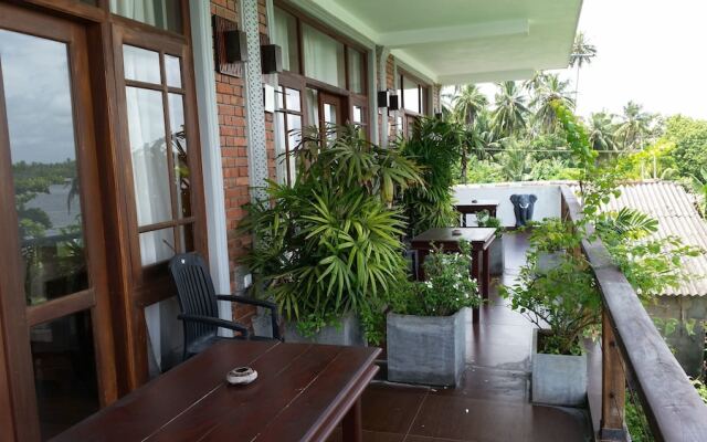 Отель Thumbelina Apartments Шри-Ланка, Бентота - отзывы, цены и фото номеров - забронировать отель Thumbelina Apartments онлайн балкон