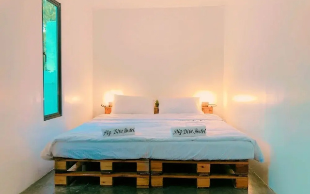 Pig Dive Hostel