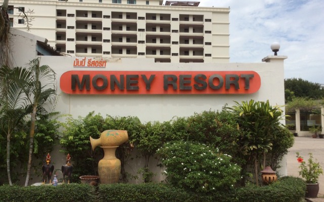 Отель Money Resort вид на фасад