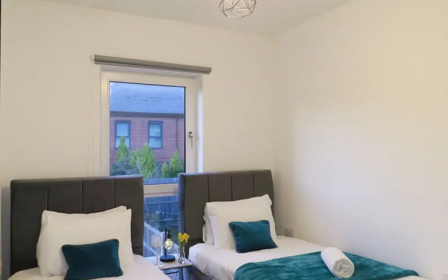 Tudors eSuites Private Garden & Garage