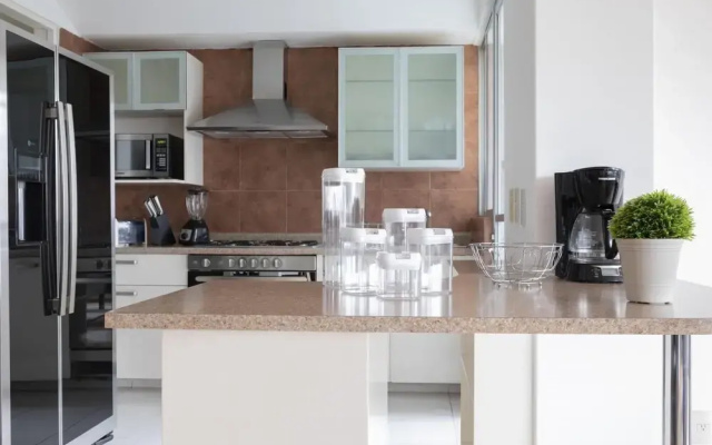 Deluxe Condo With GYM and Garden Near La Mexicana Park