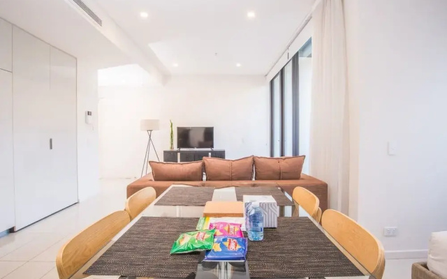 Spacious And Cozy Zetland Apartment