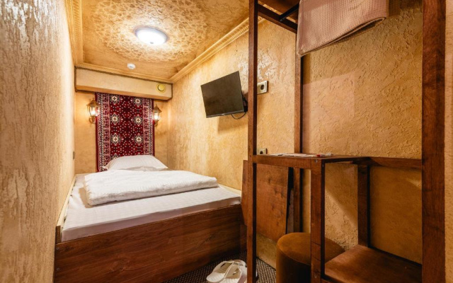 Alladin capsule hotel