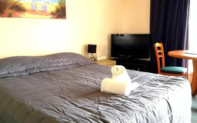 45 On Avenal Motel