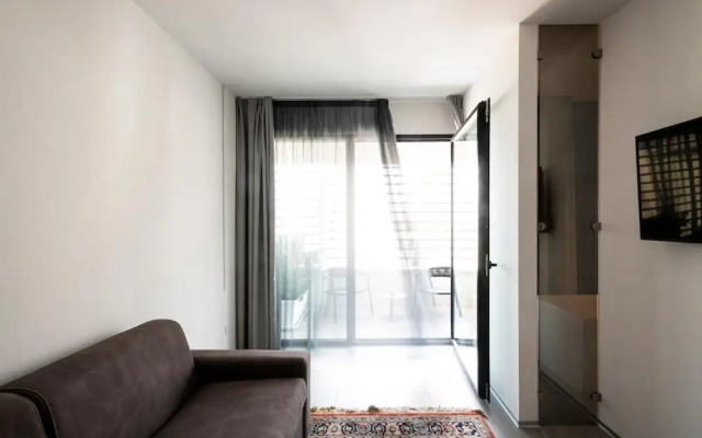 Alkamuri Posh Hotel Spa 107 Jacuzzi Suite