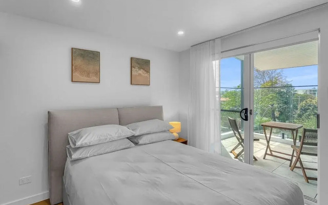 Modern 4-bed Townhouse With Water Views