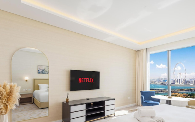 LUX Iconic Views at Palm Tower Studio 5