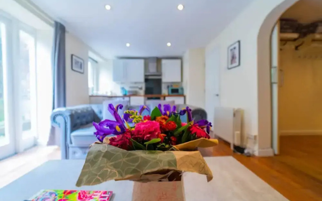 Modern Bright Garden Flat with Patio