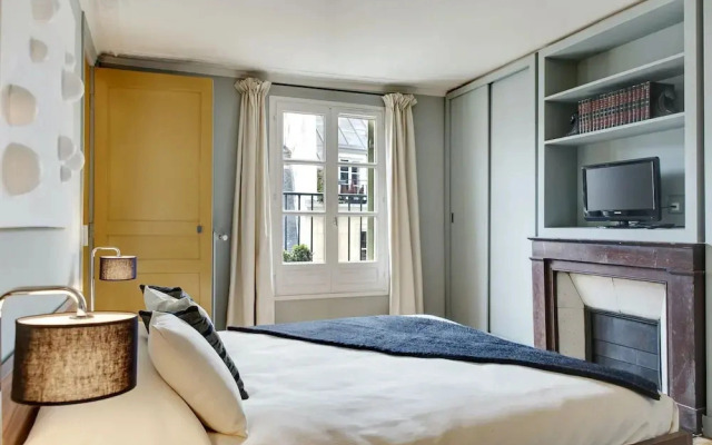 Paris Louvre Elegant residence