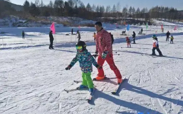Xuegu Junbao Inn (China Snow Valley Scenic Area)