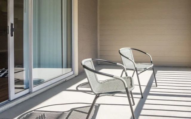 1 BR and 2 BR Jacksonville Beach Apt with Parking by Frontdesk