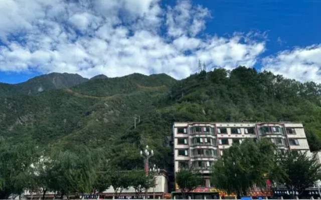 Sanshe Riverside Homestay (Kangding Love Song Square)