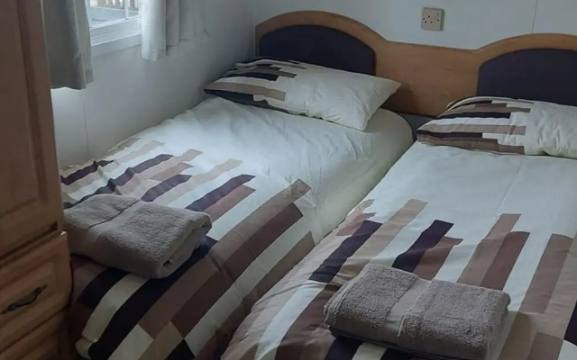 Llanarmon-yn-ial 3-bed Caravan, Sleeps 6