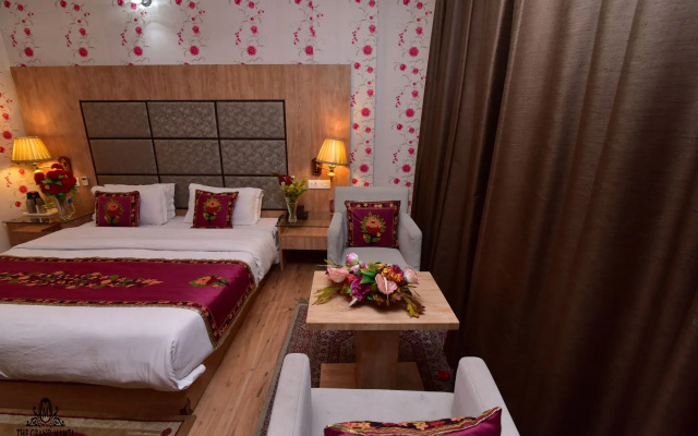 Hotel The Grand Mamta