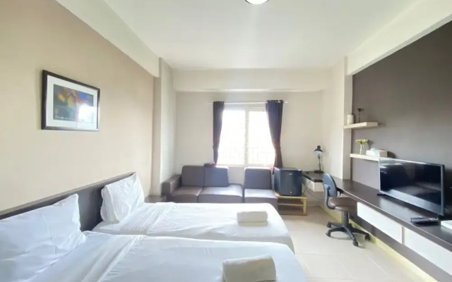 Spacious Studio Room at Pinewood Apartment