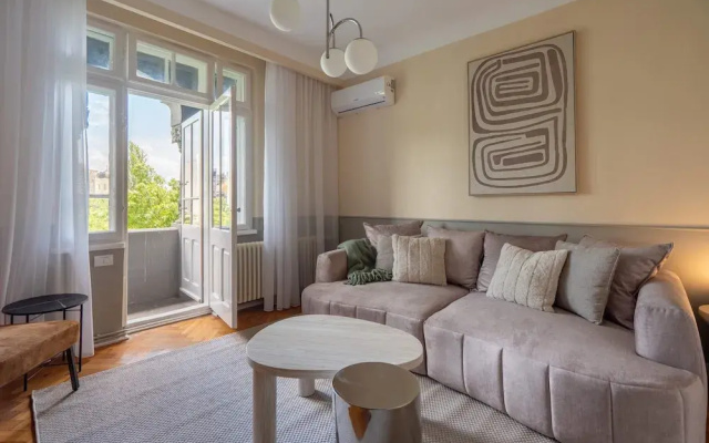 Romanian Athenaeum Flat - Refined 3BR Steps from Calea Victoriei
