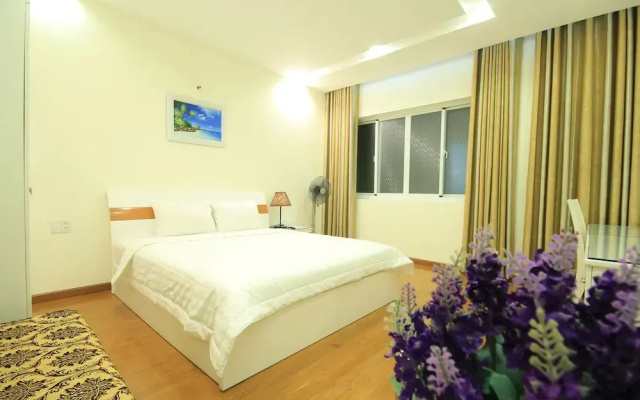 Smiley Apartment 15