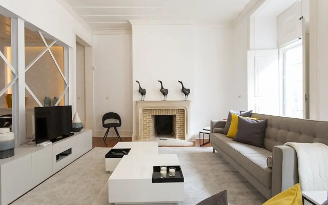 ALTIDO Elegant 3BR Apt w/workspace in Chiado