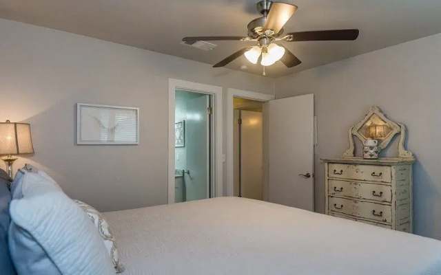 Fredericksburg Fun 3 Bedroom Apts by Redawning