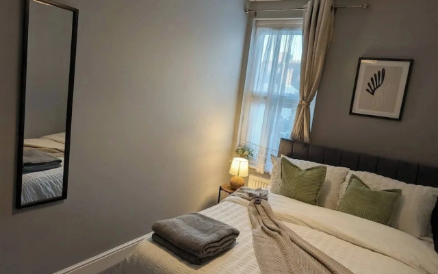 Luxury 3BR Home 20 Mins to London Garden Wi-fi