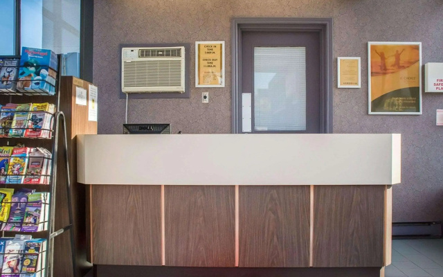 Econo Lodge By The Falls