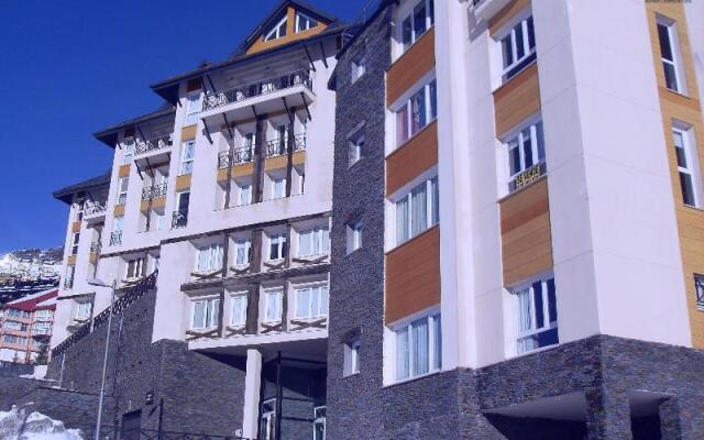 Отель Apartamentos Habitat Zona Alta вид на фасад